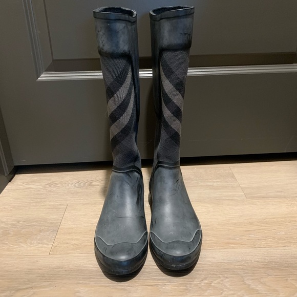 Burberry rain boots - Picture 1 of 5